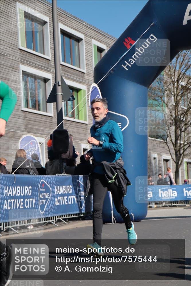 06.04.2025 - 44. Internationalen Wilhelmsburger Insellauf A. Gomolzig http://msf.ph/oto/7575444 06.04.2025 10:37:49 Ziel 3076, 3171, 3496, 4451, 4530, 4579 meine-sportfotos.de