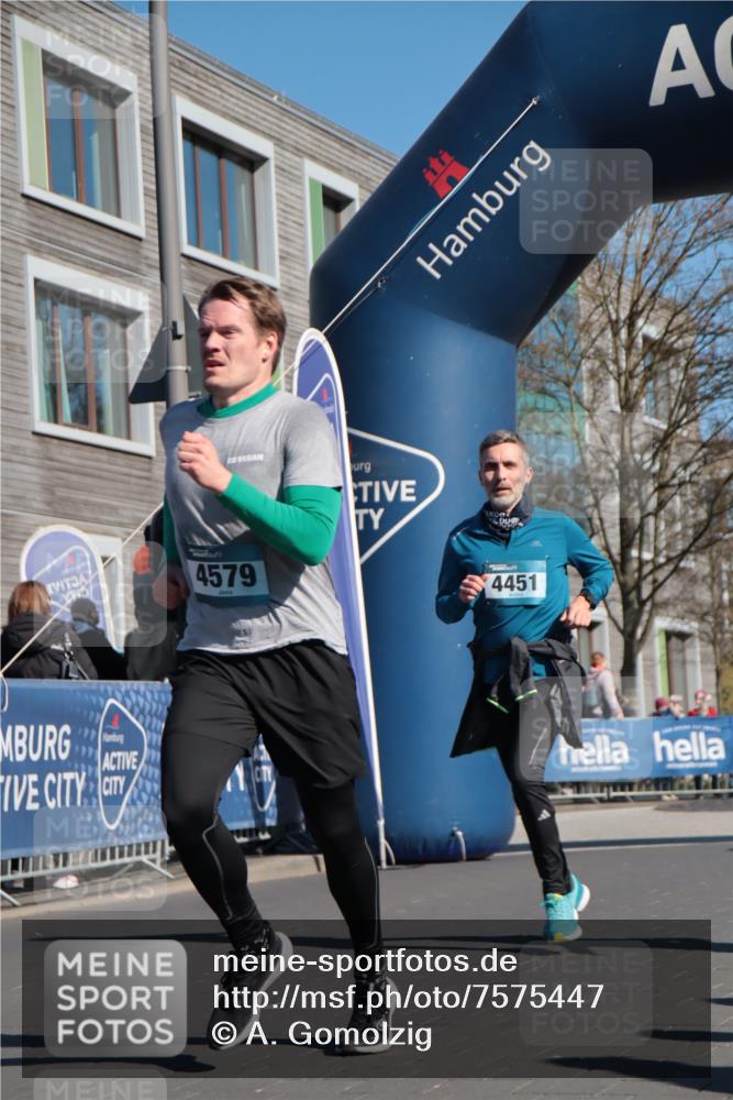 06.04.2025 - 44. Internationalen Wilhelmsburger Insellauf A. Gomolzig http://msf.ph/oto/7575447 06.04.2025 10:37:49 Ziel 3076, 3171, 3496, 4451, 4530, 4579 meine-sportfotos.de