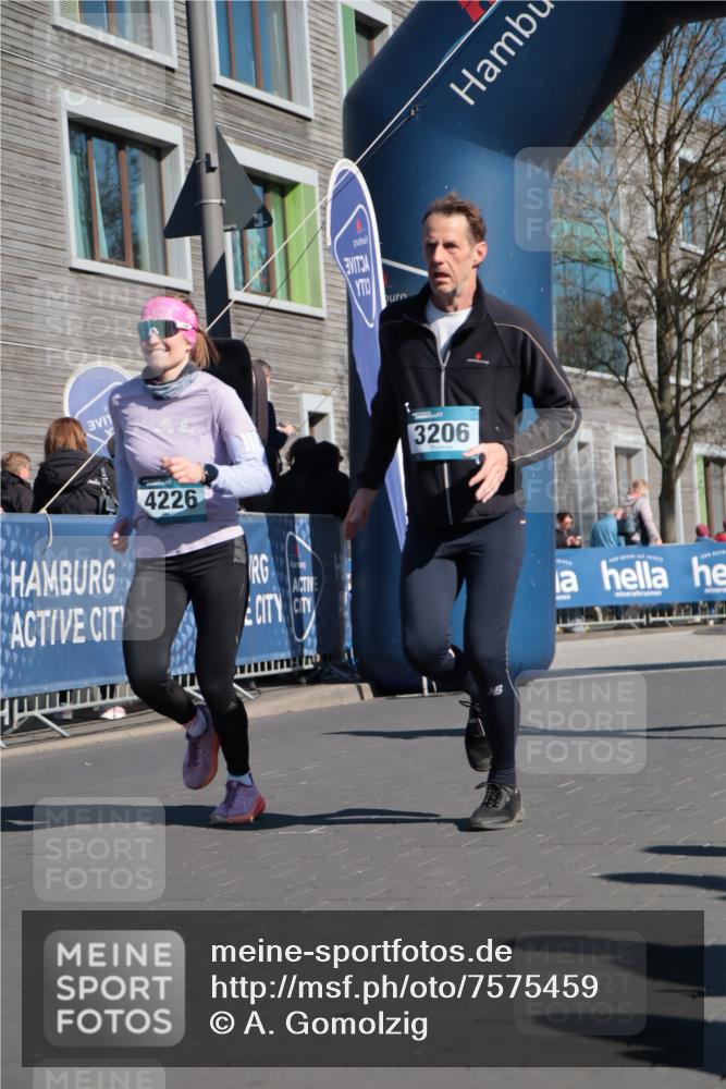 06.04.2025 - 44. Internationalen Wilhelmsburger Insellauf A. Gomolzig http://msf.ph/oto/7575459 06.04.2025 10:37:40 Ziel 3197, 3206, 4226, 4470, 5051 meine-sportfotos.de