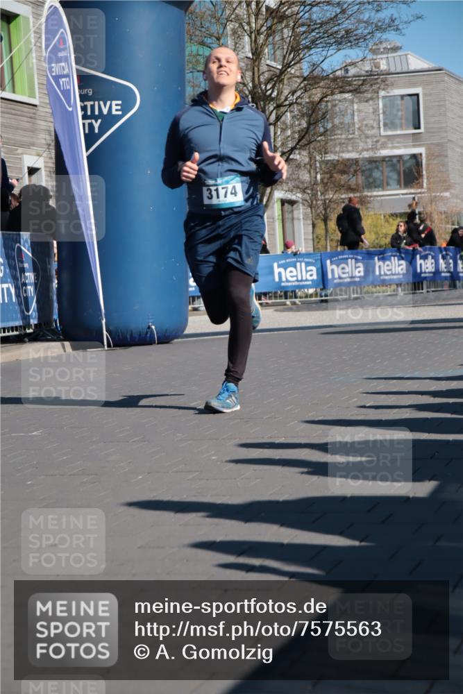 06.04.2025 - 44. Internationalen Wilhelmsburger Insellauf A. Gomolzig http://msf.ph/oto/7575563 06.04.2025 10:37:22 Ziel 3174 meine-sportfotos.de