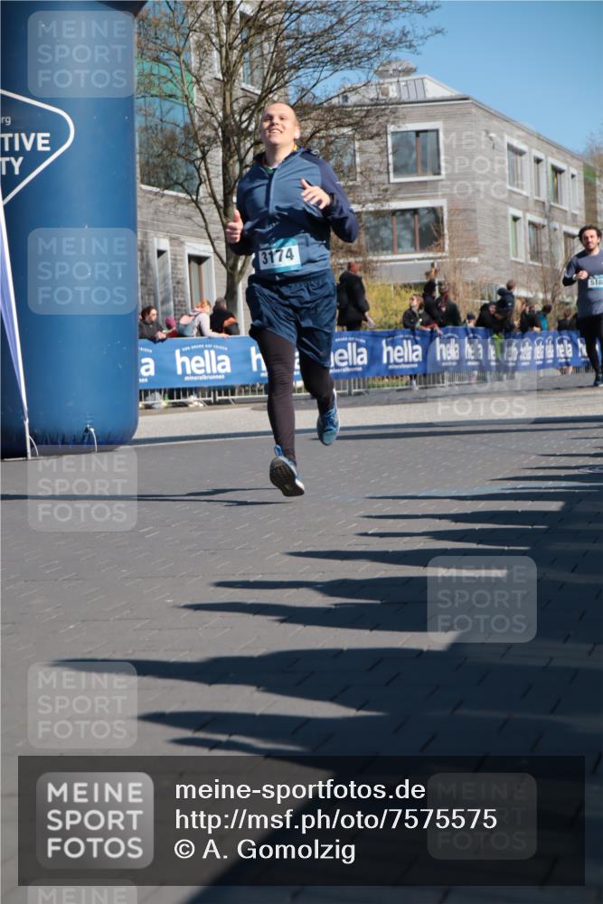 06.04.2025 - 44. Internationalen Wilhelmsburger Insellauf A. Gomolzig http://msf.ph/oto/7575575 06.04.2025 10:37:21 Ziel 3174, 4515 meine-sportfotos.de
