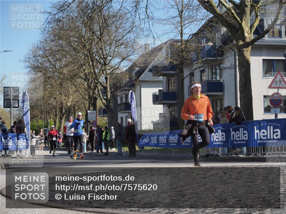 06.04.2025 - 44. Internationalen Wilhelmsburger Insellauf Luisa Fischer http://msf.ph/oto/7575620 06.04.2025 10:42:38 Ziel 4487, 4185, 4506 meine-sportfotos.de