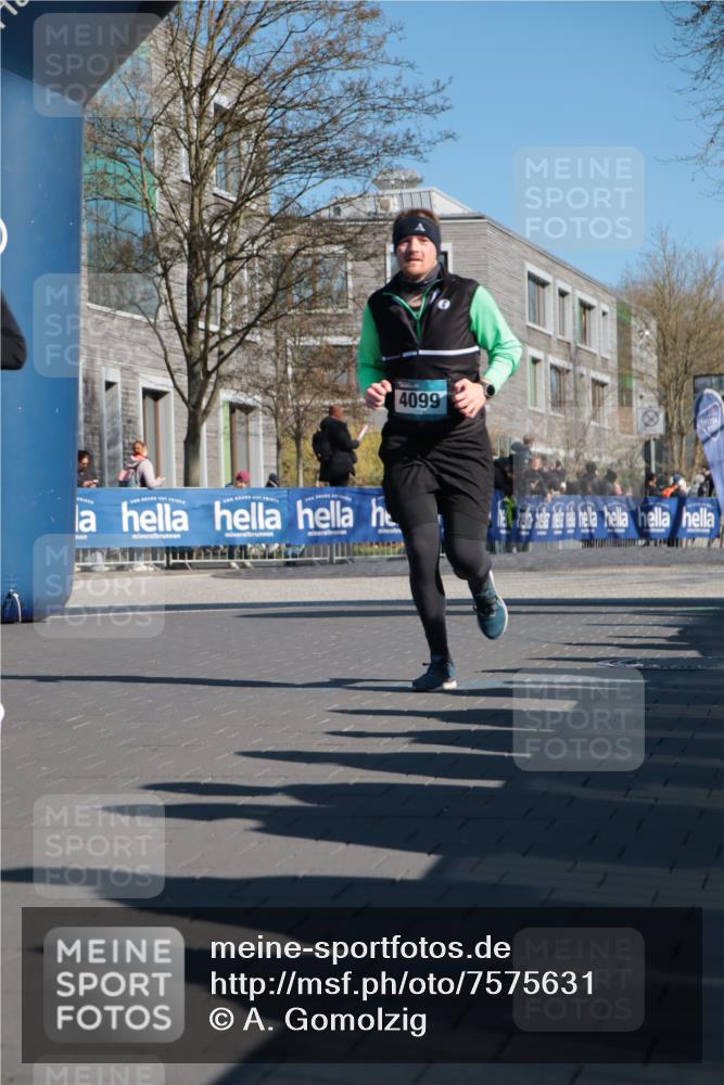 06.04.2025 - 44. Internationalen Wilhelmsburger Insellauf A. Gomolzig http://msf.ph/oto/7575631 06.04.2025 10:37:06 Ziel 3543, 3819, 4099, 5067, 5084 meine-sportfotos.de