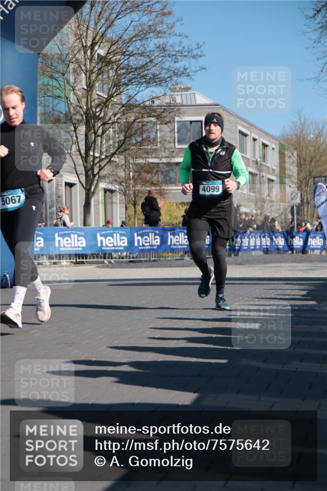06.04.2025 - 44. Internationalen Wilhelmsburger Insellauf A. Gomolzig http://msf.ph/oto/7575642 06.04.2025 10:37:06 Ziel 3543, 3819, 4099, 5067, 5084 meine-sportfotos.de