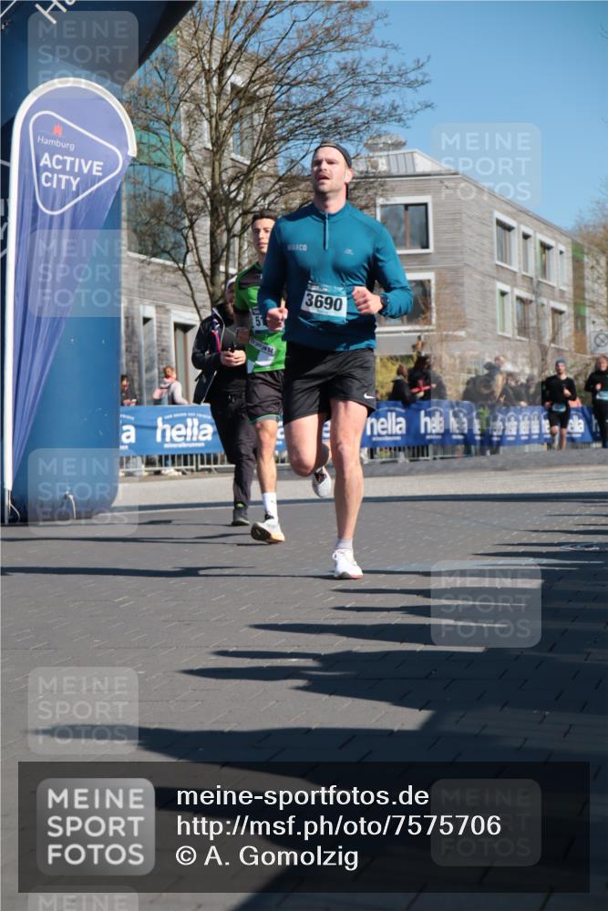 06.04.2025 - 44. Internationalen Wilhelmsburger Insellauf A. Gomolzig http://msf.ph/oto/7575706 06.04.2025 10:36:57 Ziel 3543, 3690, 3819, 4587, 5198 meine-sportfotos.de