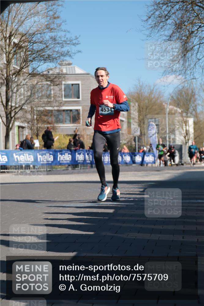 06.04.2025 - 44. Internationalen Wilhelmsburger Insellauf A. Gomolzig http://msf.ph/oto/7575709 06.04.2025 10:36:48 Ziel 4534, 5098 meine-sportfotos.de