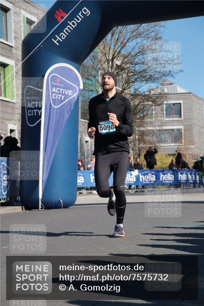 06.04.2025 - 44. Internationalen Wilhelmsburger Insellauf A. Gomolzig http://msf.ph/oto/7575732 06.04.2025 10:36:45 Ziel 4293, 4534, 5098 meine-sportfotos.de