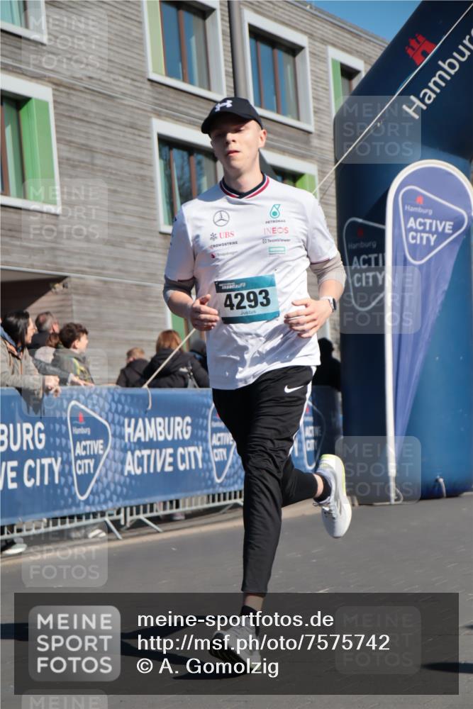 06.04.2025 - 44. Internationalen Wilhelmsburger Insellauf A. Gomolzig http://msf.ph/oto/7575742 06.04.2025 10:36:42 Ziel 4293, 5098 meine-sportfotos.de