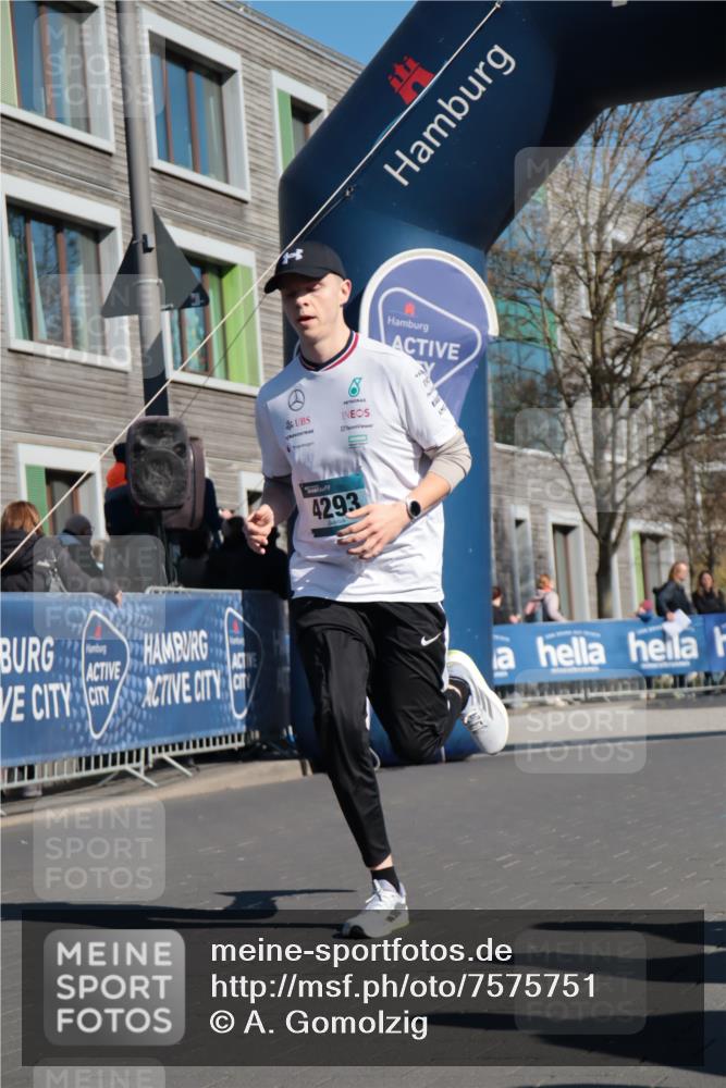 06.04.2025 - 44. Internationalen Wilhelmsburger Insellauf A. Gomolzig http://msf.ph/oto/7575751 06.04.2025 10:36:42 Ziel 4293, 5098 meine-sportfotos.de