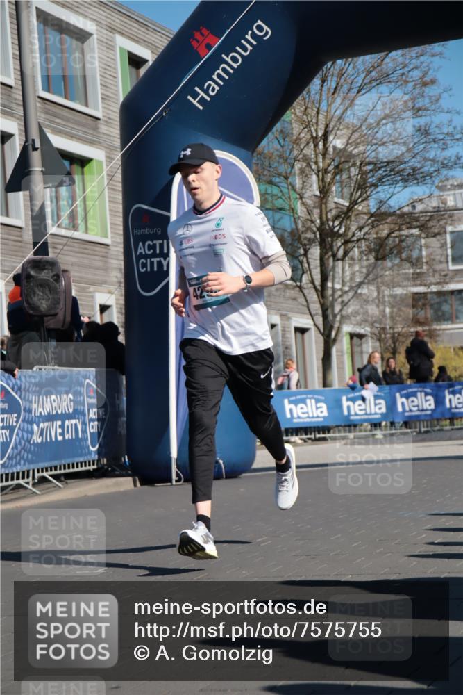 06.04.2025 - 44. Internationalen Wilhelmsburger Insellauf A. Gomolzig http://msf.ph/oto/7575755 06.04.2025 10:36:42 Ziel 4293, 5098 meine-sportfotos.de