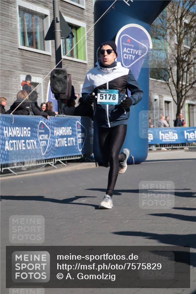 06.04.2025 - 44. Internationalen Wilhelmsburger Insellauf A. Gomolzig http://msf.ph/oto/7575829 06.04.2025 10:36:23 Ziel 3952, 4129, 5178 meine-sportfotos.de