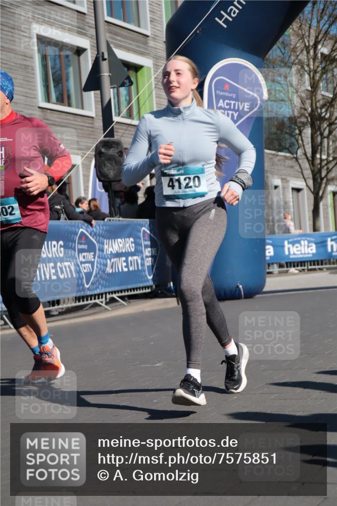 06.04.2025 - 44. Internationalen Wilhelmsburger Insellauf A. Gomolzig http://msf.ph/oto/7575851 06.04.2025 10:36:10 Ziel 3602, 3944, 4120 meine-sportfotos.de