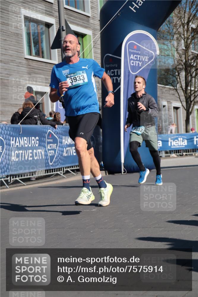 06.04.2025 - 44. Internationalen Wilhelmsburger Insellauf A. Gomolzig http://msf.ph/oto/7575914 06.04.2025 10:36:02 Ziel 3832, 3933, 3944 meine-sportfotos.de