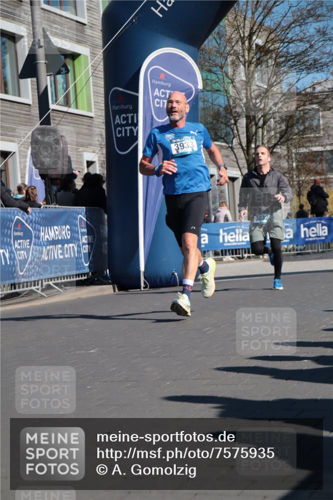 06.04.2025 - 44. Internationalen Wilhelmsburger Insellauf A. Gomolzig http://msf.ph/oto/7575935 06.04.2025 10:36:01 Ziel 3832, 3933 meine-sportfotos.de