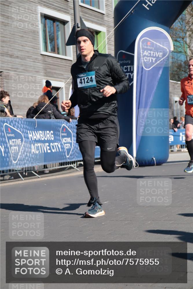 06.04.2025 - 44. Internationalen Wilhelmsburger Insellauf A. Gomolzig http://msf.ph/oto/7575955 06.04.2025 10:35:52 Ziel 3580, 4124 meine-sportfotos.de