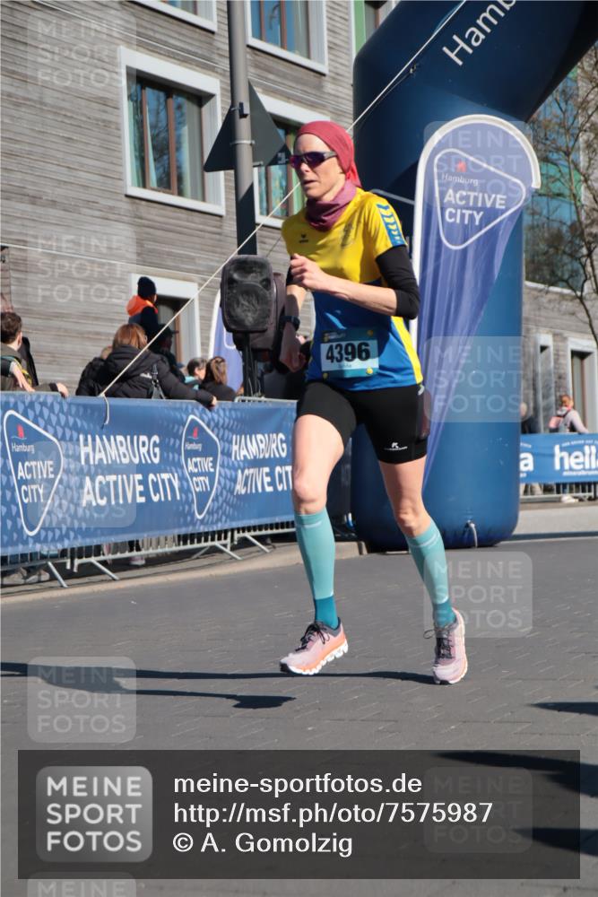 06.04.2025 - 44. Internationalen Wilhelmsburger Insellauf A. Gomolzig http://msf.ph/oto/7575987 06.04.2025 10:35:41 Ziel 4216, 4312, 4396 meine-sportfotos.de