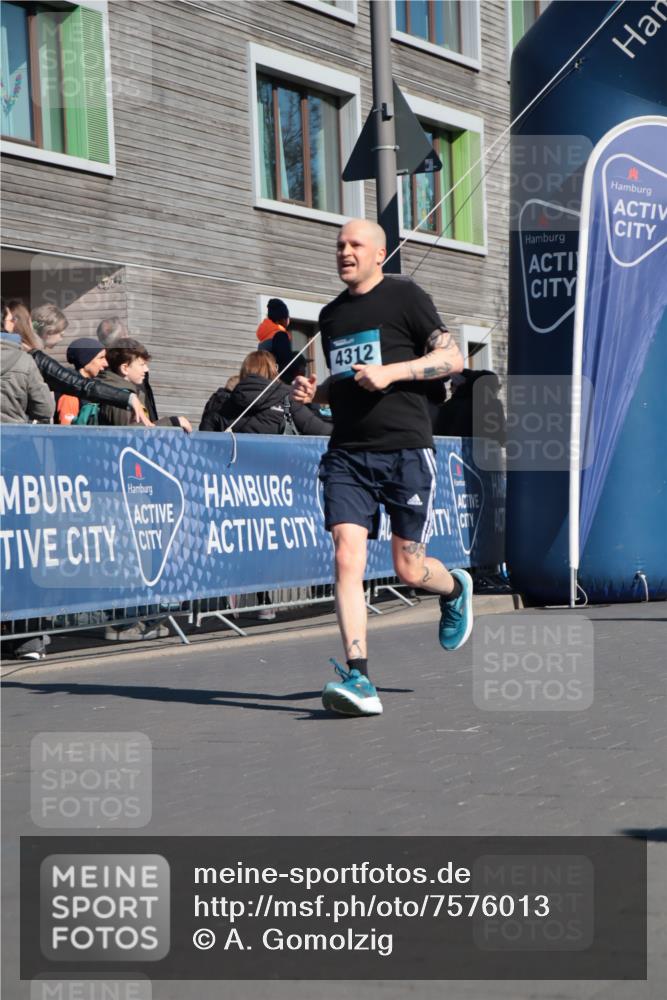 06.04.2025 - 44. Internationalen Wilhelmsburger Insellauf A. Gomolzig http://msf.ph/oto/7576013 06.04.2025 10:35:40 Ziel 4216, 4312, 4396 meine-sportfotos.de