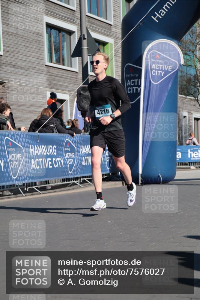 06.04.2025 - 44. Internationalen Wilhelmsburger Insellauf A. Gomolzig http://msf.ph/oto/7576027 06.04.2025 10:35:38 Ziel 4216, 4312, 4396 meine-sportfotos.de
