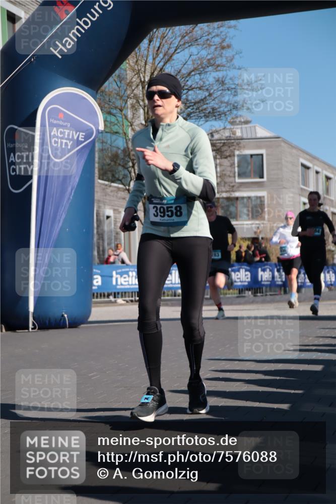 06.04.2025 - 44. Internationalen Wilhelmsburger Insellauf A. Gomolzig http://msf.ph/oto/7576088 06.04.2025 10:35:29 Ziel 3936, 3958, 4283, 4284, 4603 meine-sportfotos.de