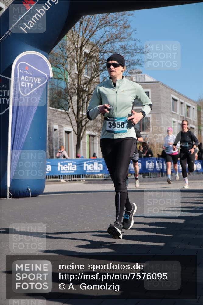 06.04.2025 - 44. Internationalen Wilhelmsburger Insellauf A. Gomolzig http://msf.ph/oto/7576095 06.04.2025 10:35:29 Ziel 3936, 3958, 4283, 4284, 4603 meine-sportfotos.de