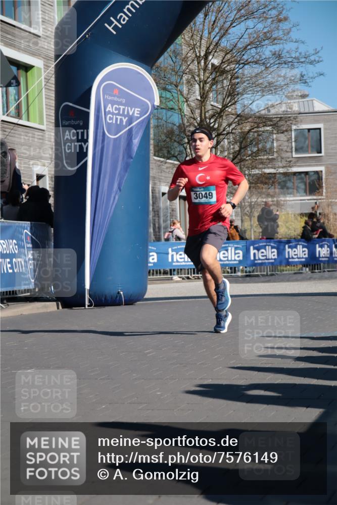 06.04.2025 - 44. Internationalen Wilhelmsburger Insellauf A. Gomolzig http://msf.ph/oto/7576149 06.04.2025 10:35:22 Ziel 3049, 3806 meine-sportfotos.de