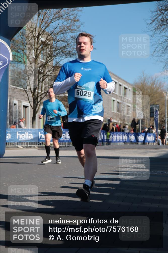 06.04.2025 - 44. Internationalen Wilhelmsburger Insellauf A. Gomolzig http://msf.ph/oto/7576168 06.04.2025 10:35:14 Ziel 3463, 3806, 5029 meine-sportfotos.de
