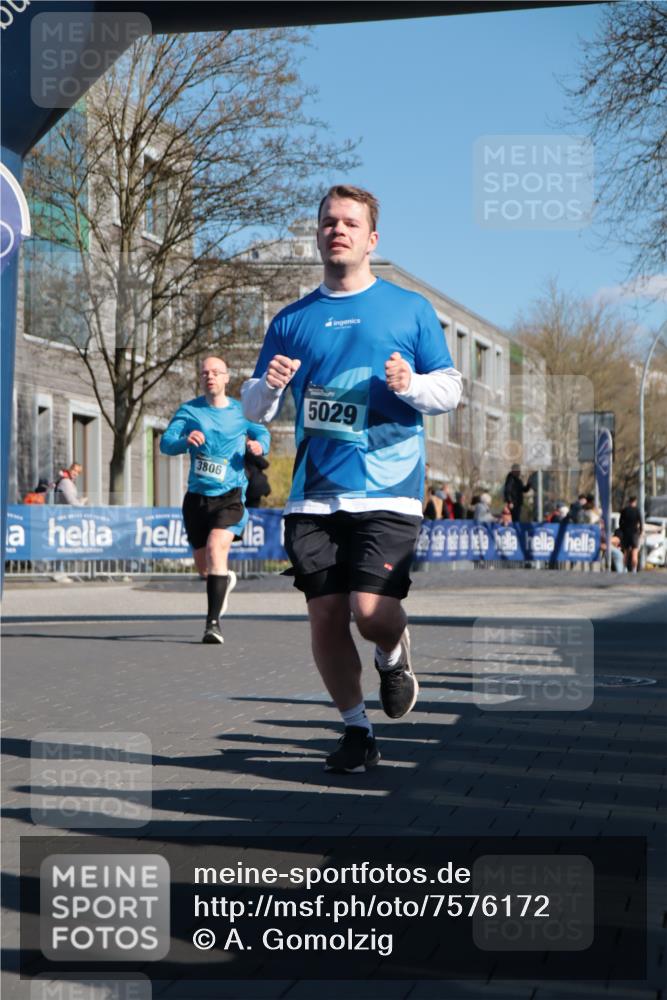 06.04.2025 - 44. Internationalen Wilhelmsburger Insellauf A. Gomolzig http://msf.ph/oto/7576172 06.04.2025 10:35:14 Ziel 3463, 3806, 5029 meine-sportfotos.de