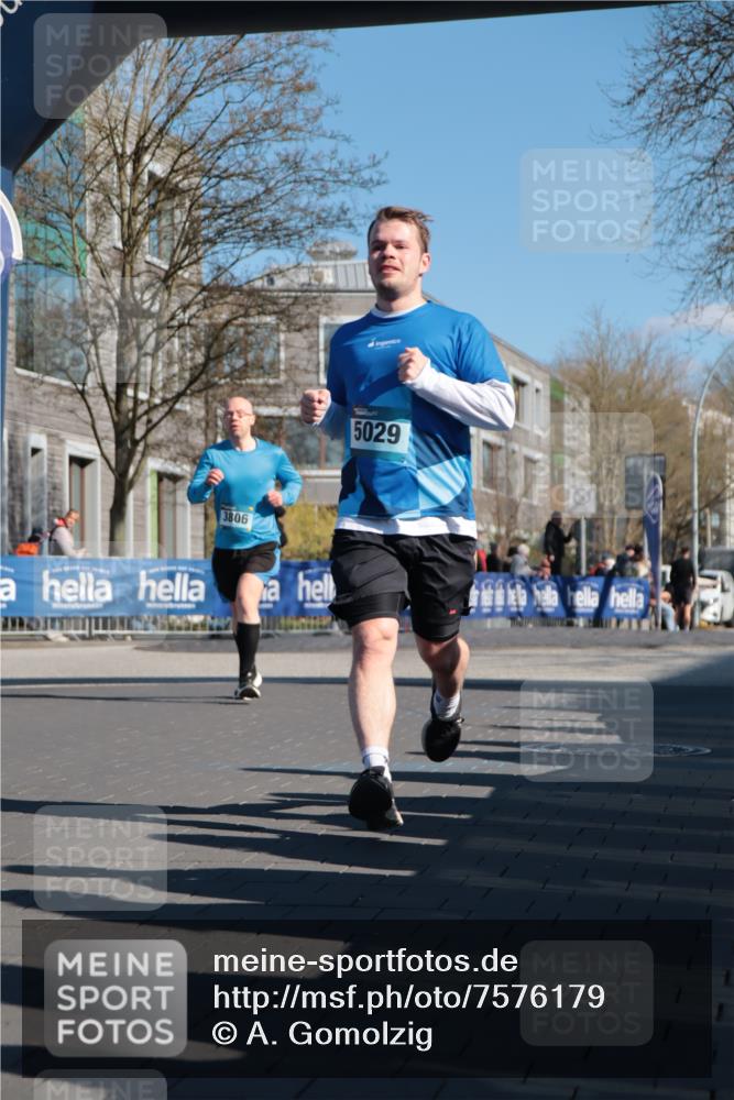 06.04.2025 - 44. Internationalen Wilhelmsburger Insellauf A. Gomolzig http://msf.ph/oto/7576179 06.04.2025 10:35:14 Ziel 3463, 3806, 5029 meine-sportfotos.de