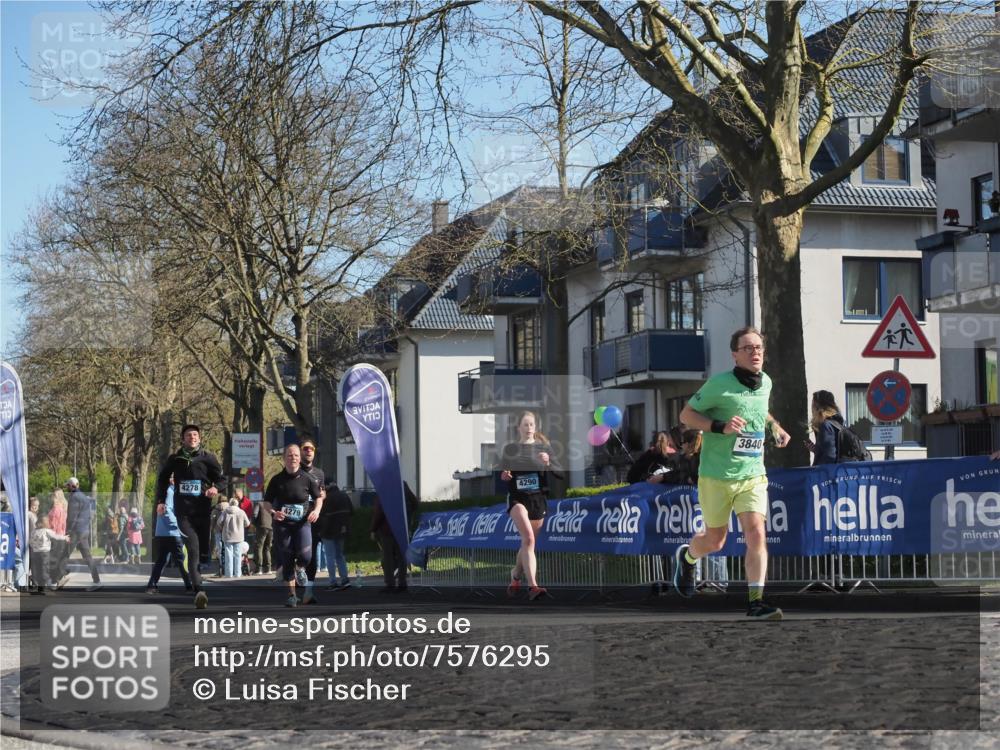 06.04.2025 - 44. Internationalen Wilhelmsburger Insellauf Luisa Fischer http://msf.ph/oto/7576295 06.04.2025 10:38:00 Ziel 4278, 4279, 3840, 4290 meine-sportfotos.de