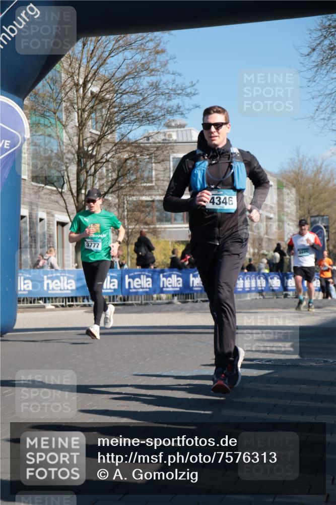 06.04.2025 - 44. Internationalen Wilhelmsburger Insellauf A. Gomolzig http://msf.ph/oto/7576313 06.04.2025 10:34:49 Ziel 3777, 4346, 4449 meine-sportfotos.de