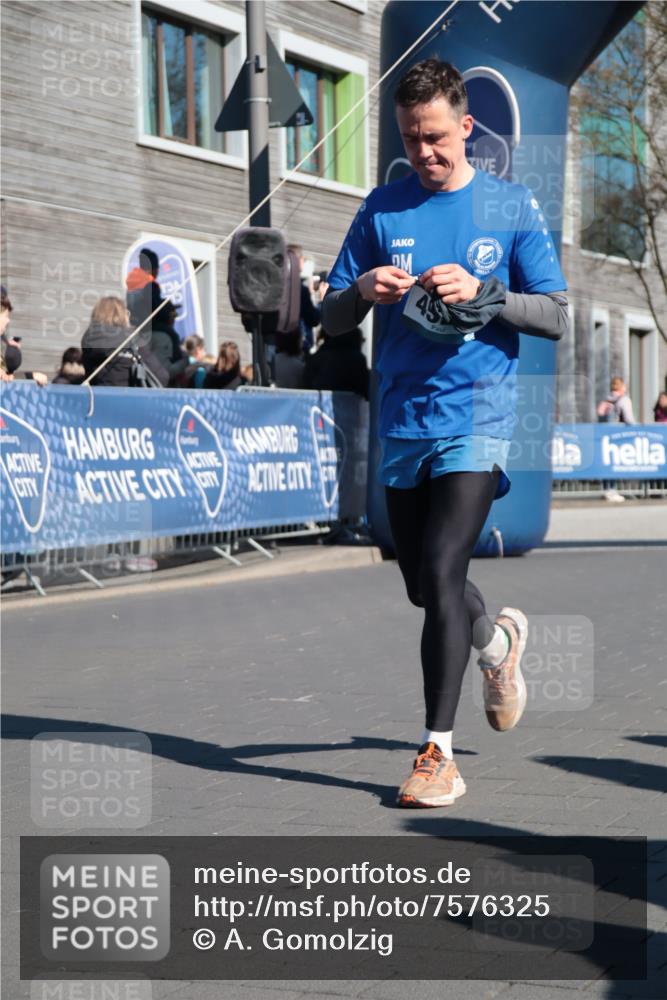 06.04.2025 - 44. Internationalen Wilhelmsburger Insellauf A. Gomolzig http://msf.ph/oto/7576325 06.04.2025 10:34:41 Ziel 3183, 4152, 4529, 4616 meine-sportfotos.de