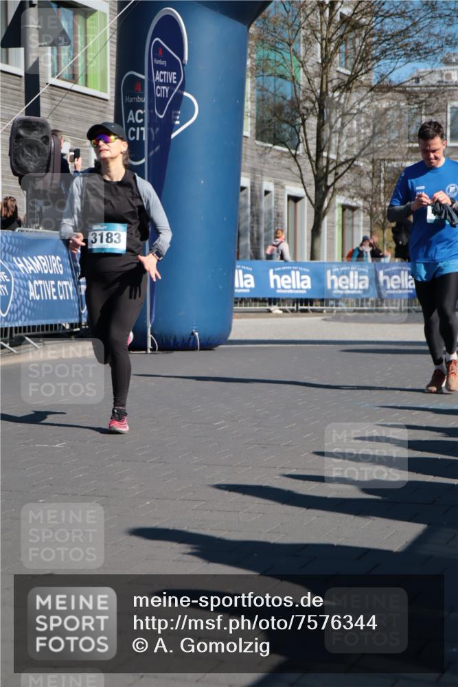 06.04.2025 - 44. Internationalen Wilhelmsburger Insellauf A. Gomolzig http://msf.ph/oto/7576344 06.04.2025 10:34:39 Ziel 3183, 4152, 4529, 4616 meine-sportfotos.de