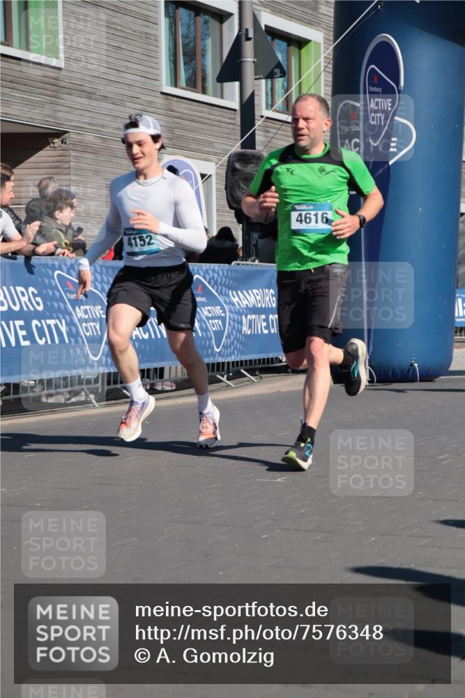 06.04.2025 - 44. Internationalen Wilhelmsburger Insellauf A. Gomolzig http://msf.ph/oto/7576348 06.04.2025 10:34:38 Ziel 3183, 4152, 4529, 4616 meine-sportfotos.de