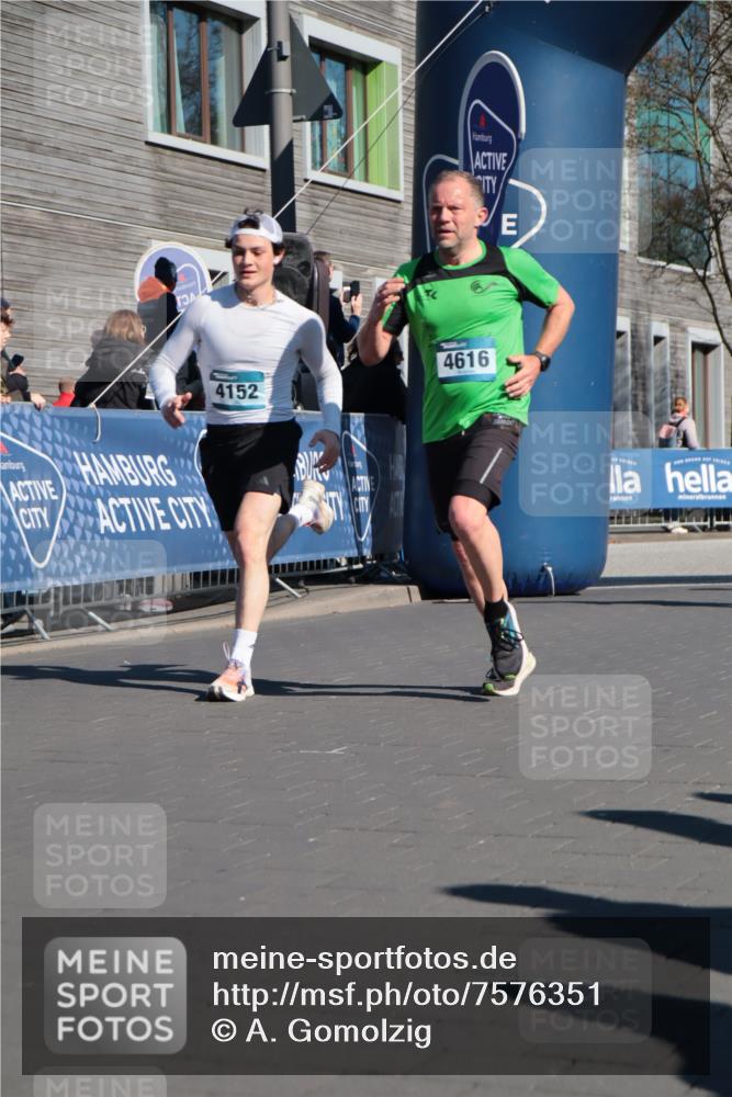 06.04.2025 - 44. Internationalen Wilhelmsburger Insellauf A. Gomolzig http://msf.ph/oto/7576351 06.04.2025 10:34:38 Ziel 3183, 4152, 4529, 4616 meine-sportfotos.de