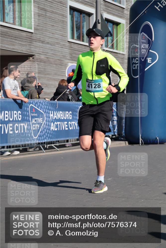 06.04.2025 - 44. Internationalen Wilhelmsburger Insellauf A. Gomolzig http://msf.ph/oto/7576374 06.04.2025 10:34:30 Ziel 4128 meine-sportfotos.de