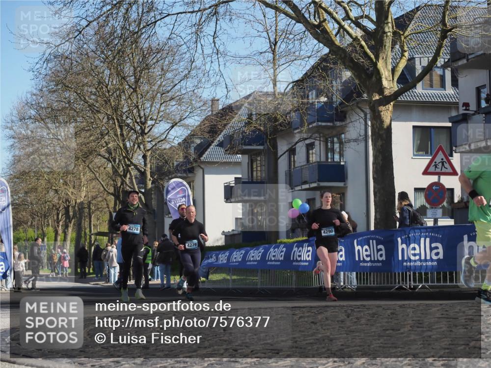 06.04.2025 - 44. Internationalen Wilhelmsburger Insellauf Luisa Fischer http://msf.ph/oto/7576377 06.04.2025 10:38:01 Ziel 4278, 4279, 4290 meine-sportfotos.de