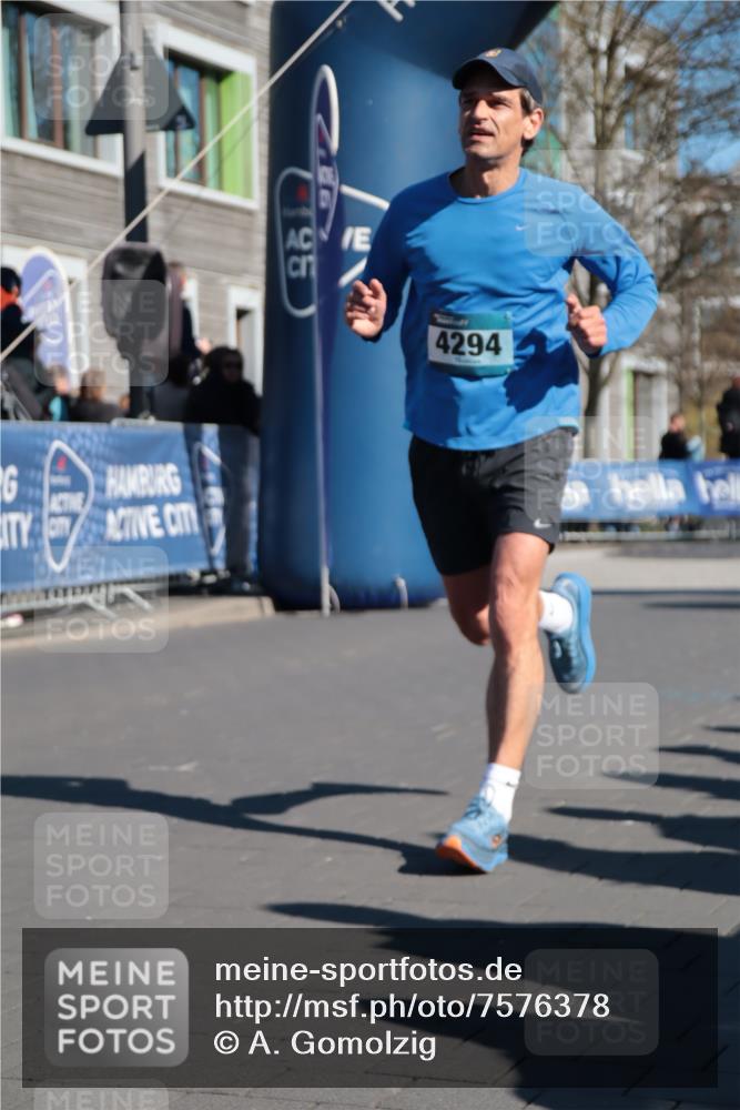 06.04.2025 - 44. Internationalen Wilhelmsburger Insellauf A. Gomolzig http://msf.ph/oto/7576378 06.04.2025 10:34:23 Ziel 3267, 4128, 4294 meine-sportfotos.de