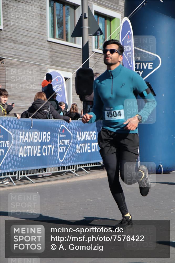 06.04.2025 - 44. Internationalen Wilhelmsburger Insellauf A. Gomolzig http://msf.ph/oto/7576422 06.04.2025 10:34:02 Ziel 3356, 4469, 4504 meine-sportfotos.de