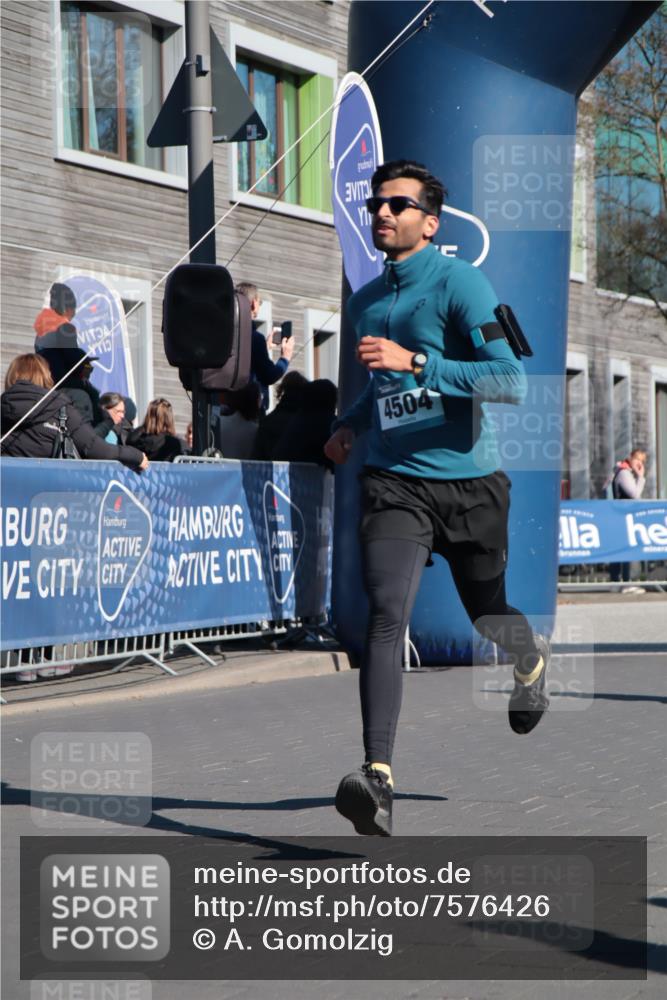 06.04.2025 - 44. Internationalen Wilhelmsburger Insellauf A. Gomolzig http://msf.ph/oto/7576426 06.04.2025 10:34:02 Ziel 3356, 4469, 4504 meine-sportfotos.de