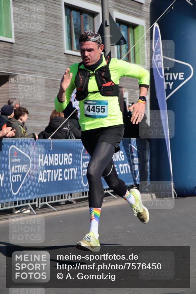 06.04.2025 - 44. Internationalen Wilhelmsburger Insellauf A. Gomolzig http://msf.ph/oto/7576450 06.04.2025 10:33:44 Ziel 3585, 3826, 3909, 4262, 4455, 4465, 5033 meine-sportfotos.de