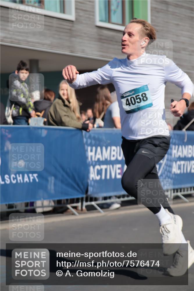 06.04.2025 - 44. Internationalen Wilhelmsburger Insellauf A. Gomolzig http://msf.ph/oto/7576474 06.04.2025 10:33:34 Ziel 4058, 4262 meine-sportfotos.de