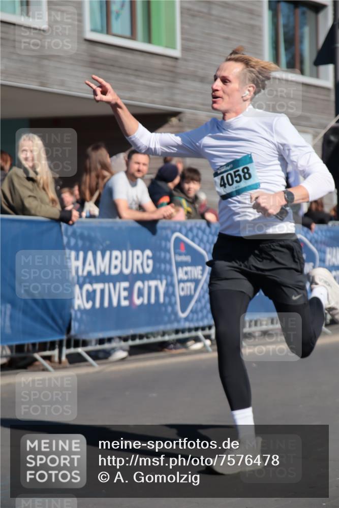 06.04.2025 - 44. Internationalen Wilhelmsburger Insellauf A. Gomolzig http://msf.ph/oto/7576478 06.04.2025 10:33:34 Ziel 4058, 4262 meine-sportfotos.de