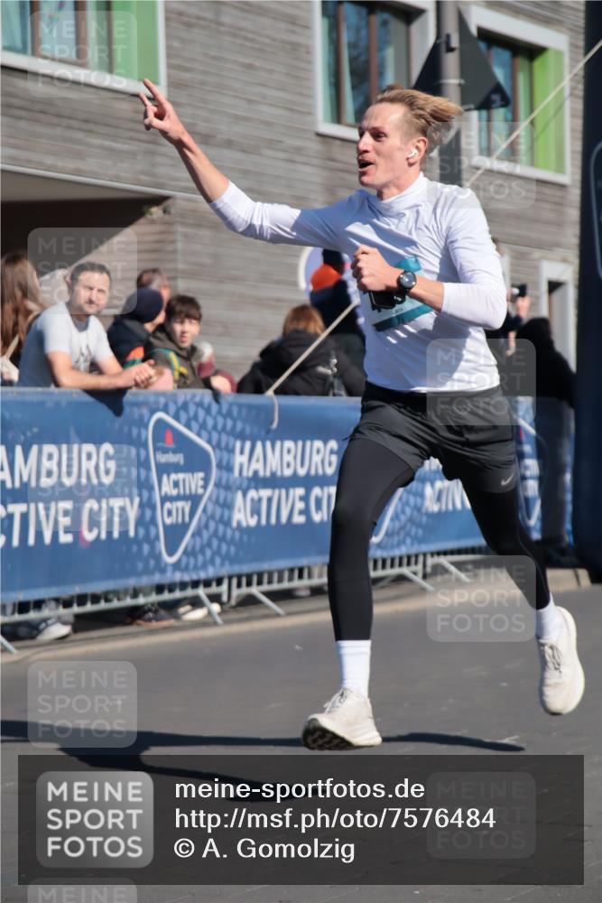 06.04.2025 - 44. Internationalen Wilhelmsburger Insellauf A. Gomolzig http://msf.ph/oto/7576484 06.04.2025 10:33:34 Ziel 4058, 4262 meine-sportfotos.de