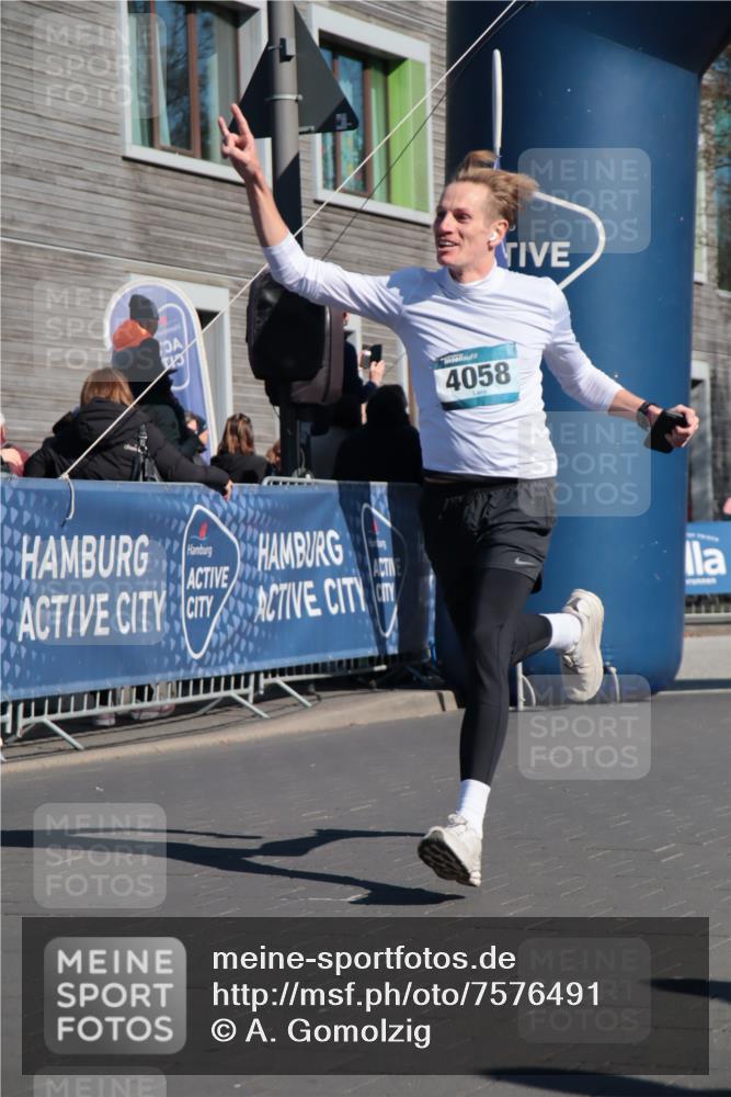 06.04.2025 - 44. Internationalen Wilhelmsburger Insellauf A. Gomolzig http://msf.ph/oto/7576491 06.04.2025 10:33:33 Ziel 4058 meine-sportfotos.de