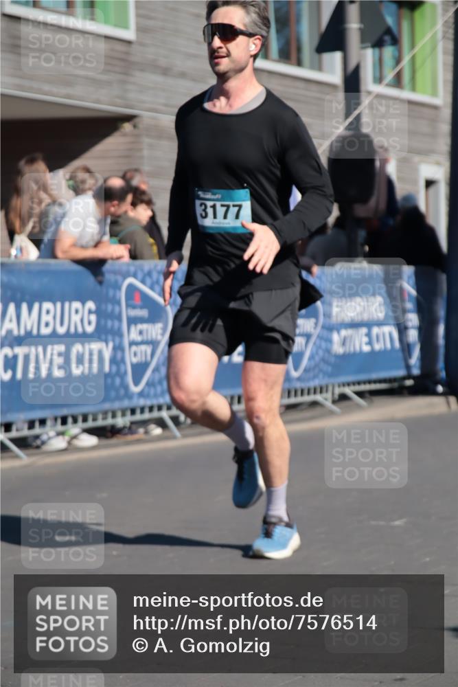 06.04.2025 - 44. Internationalen Wilhelmsburger Insellauf A. Gomolzig http://msf.ph/oto/7576514 06.04.2025 10:33:25 Ziel 3177 meine-sportfotos.de