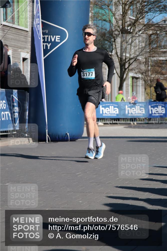06.04.2025 - 44. Internationalen Wilhelmsburger Insellauf A. Gomolzig http://msf.ph/oto/7576546 06.04.2025 10:33:24 Ziel 3177, 4531 meine-sportfotos.de