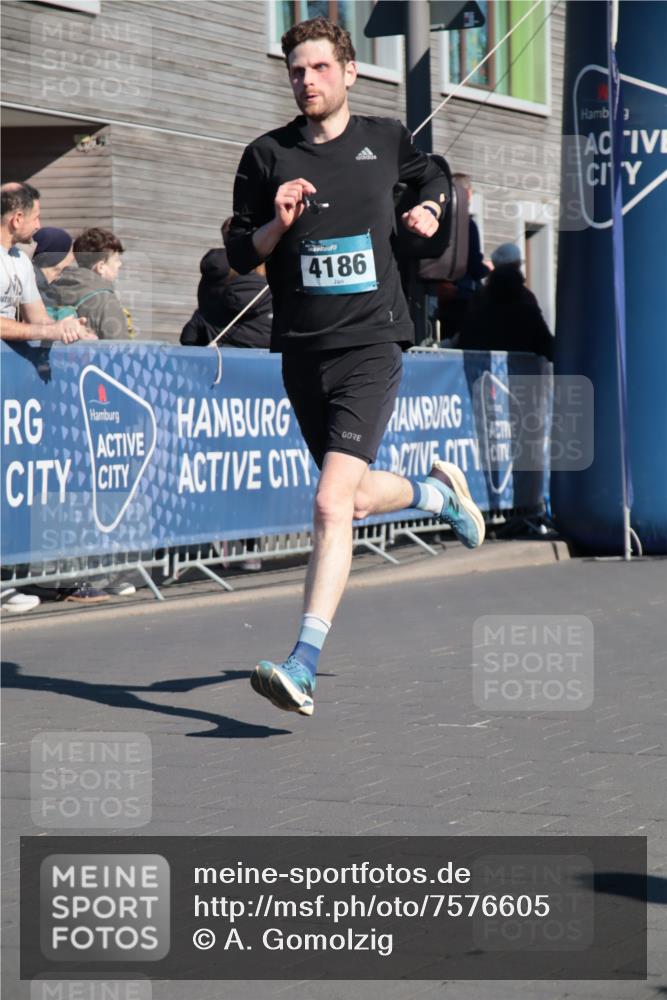 06.04.2025 - 44. Internationalen Wilhelmsburger Insellauf A. Gomolzig http://msf.ph/oto/7576605 06.04.2025 10:33:17 Ziel 3234, 3564, 4186, 4531 meine-sportfotos.de