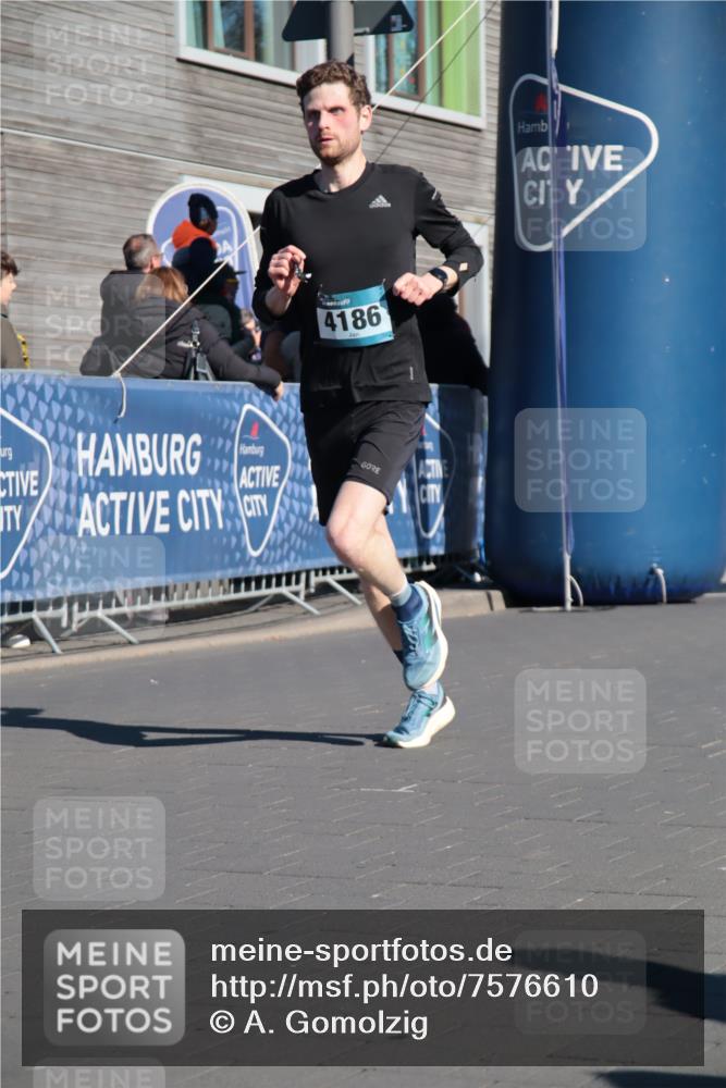 06.04.2025 - 44. Internationalen Wilhelmsburger Insellauf A. Gomolzig http://msf.ph/oto/7576610 06.04.2025 10:33:17 Ziel 3234, 3564, 4186, 4531 meine-sportfotos.de