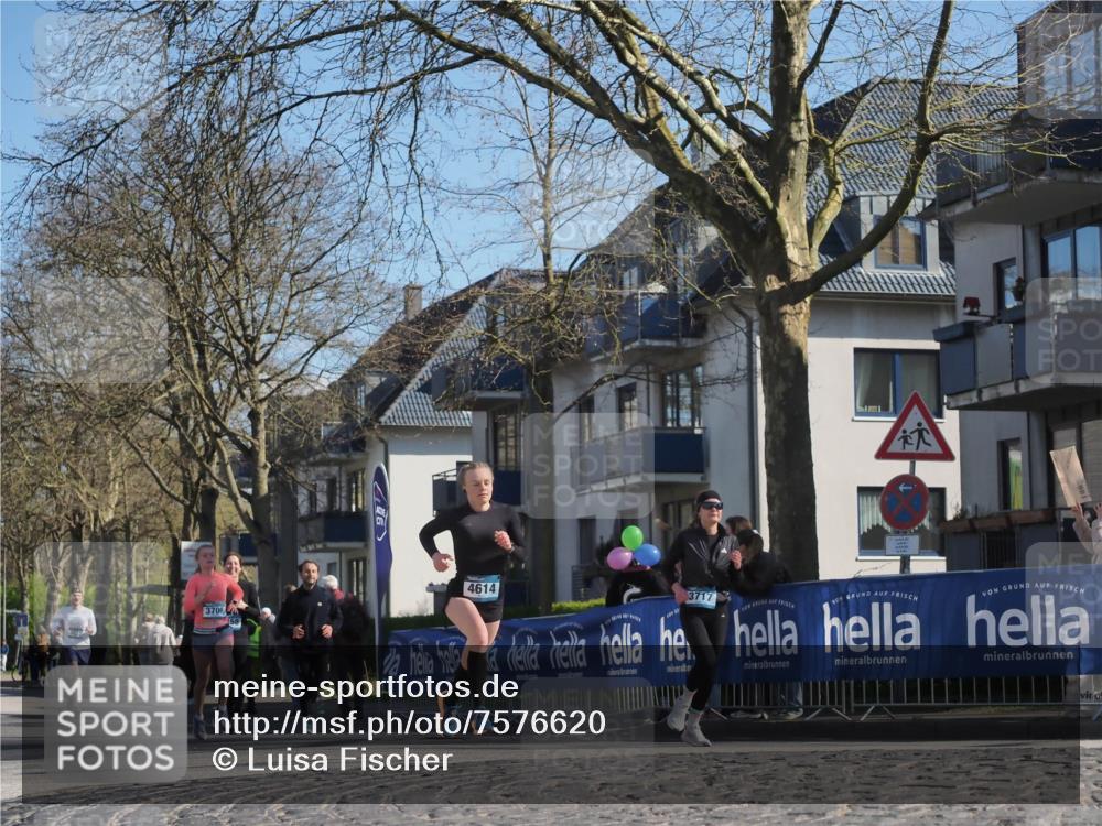 06.04.2025 - 44. Internationalen Wilhelmsburger Insellauf Luisa Fischer http://msf.ph/oto/7576620 06.04.2025 10:43:11 Ziel 4614, 3706, 3717 meine-sportfotos.de