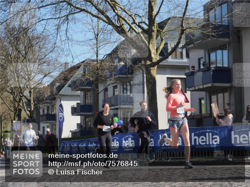 06.04.2025 - 44. Internationalen Wilhelmsburger Insellauf Luisa Fischer http://msf.ph/oto/7576845 06.04.2025 10:43:13 Ziel 3827, 158, 3706 meine-sportfotos.de